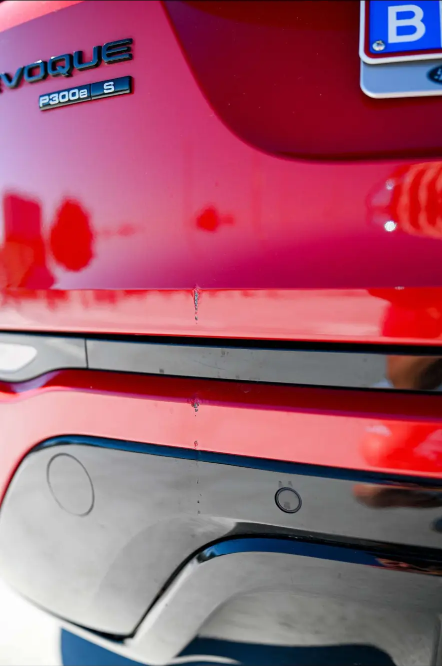 Range Rover Evoque P300e S — Kofferklep — kleine lakafzetting onderrand