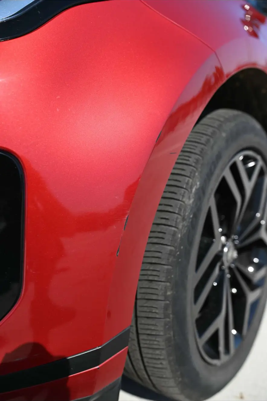 Range Rover Evoque P300e S — Voorscherm links — lichte kras
