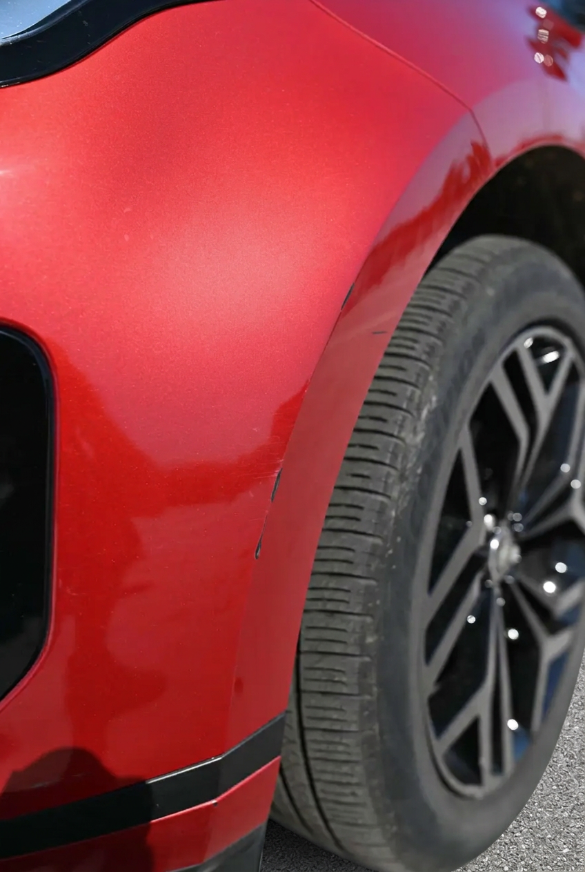 Range Rover Evoque P300e S — Voorscherm links — lichte kras
