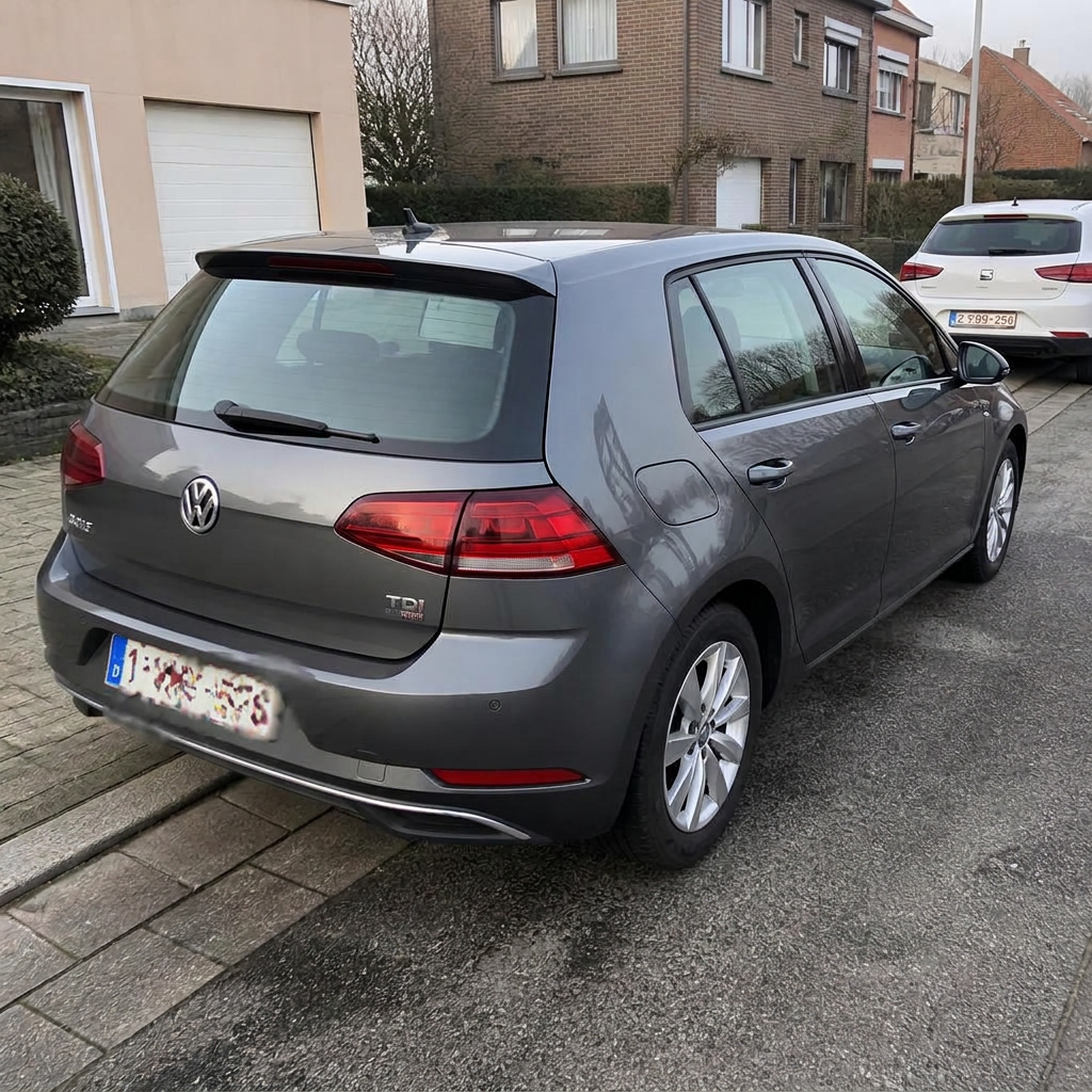 Volkswagen Golf in donkere studioverlichting